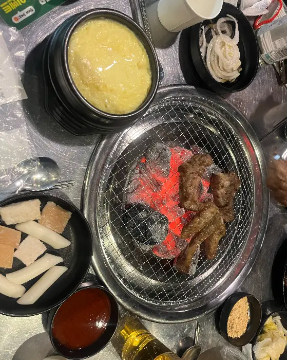 계란찜과 떡, 옥수수 콘 등이 불판 위에 놓인 모습