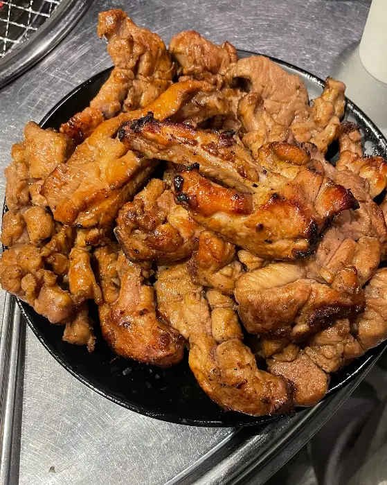 접시에 담긴 푸짐한 양의 쪽갈비