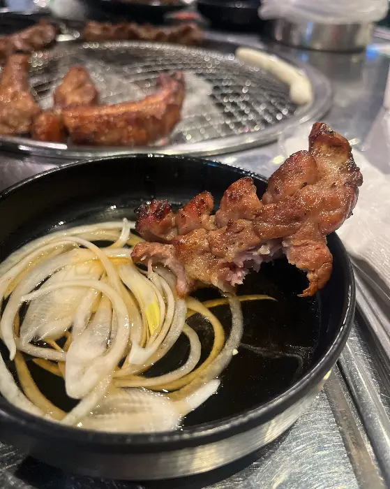 양파와 함께 곁들여 먹는 쪽갈비