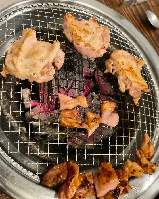 숯불 위에서 맛있게 익어가는 닭갈비