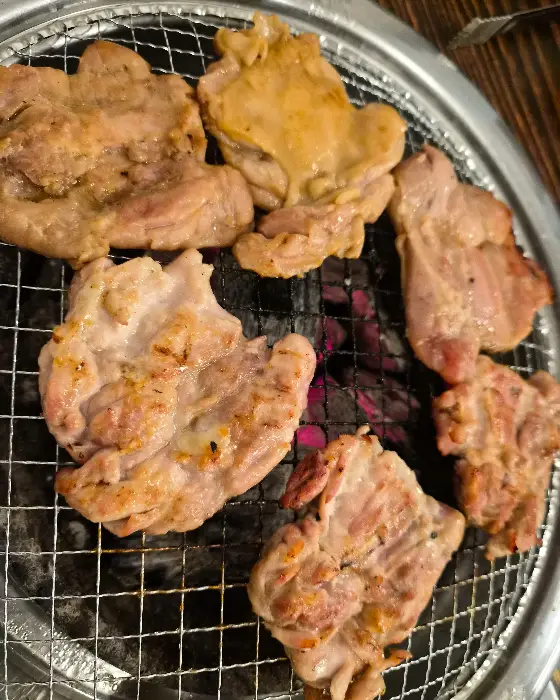 잘 익은 닭갈비 조각들