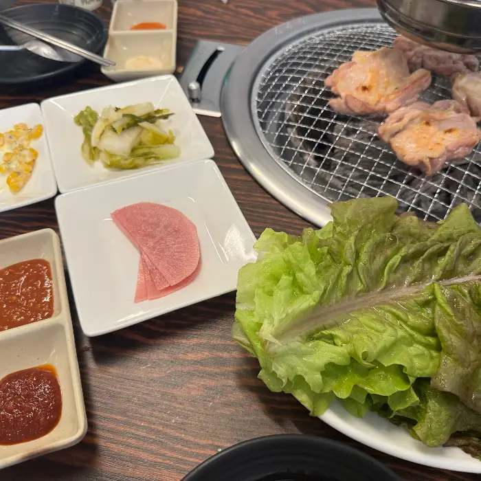 테이블에 놓인 신선한 쌈 채소와 소스
