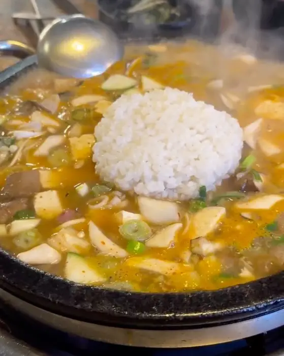 김이 모락모락 나는 돌판된장찌개 사진