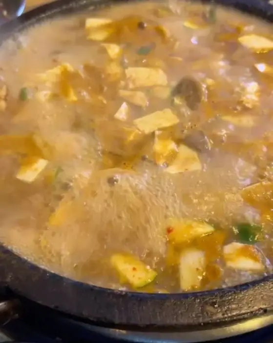 된장찌개의 다양한 재료들이 보이는 모습