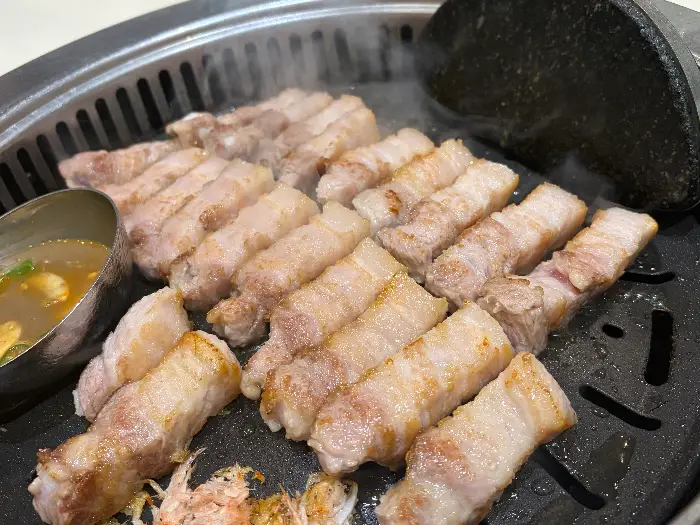 구워지고 있는 삼겹살