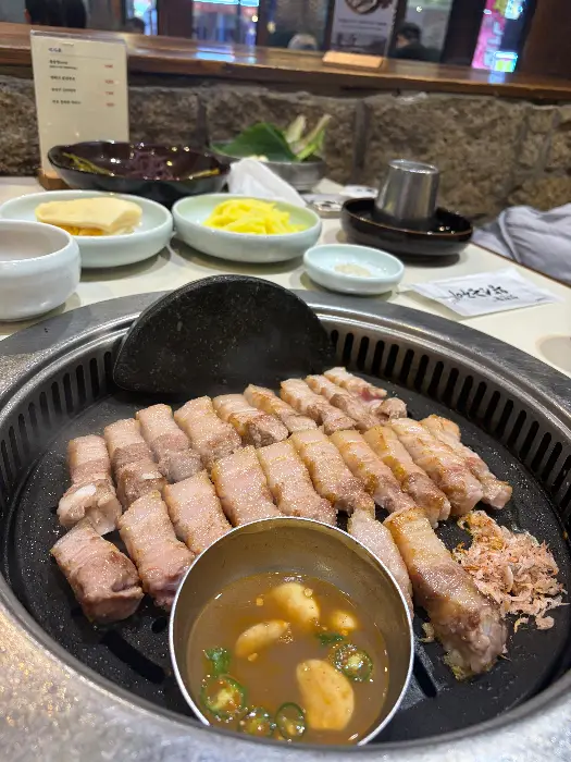 잘 구워진 삼겹살