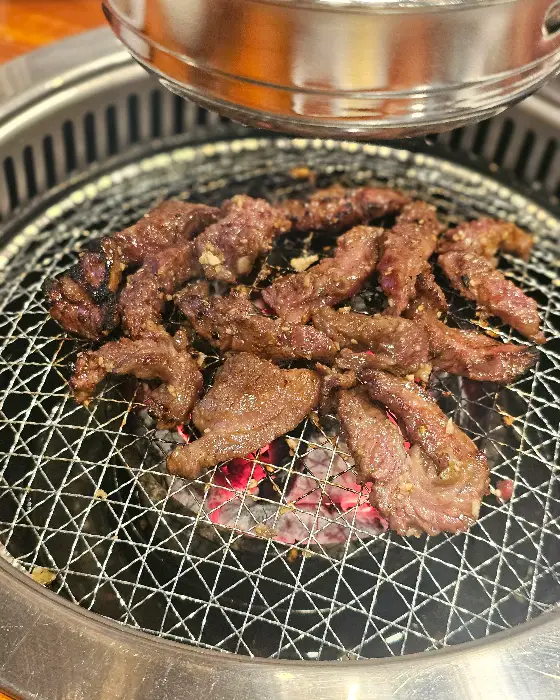 숯불 위에서 익어가는 마늘 소갈비 주물럭