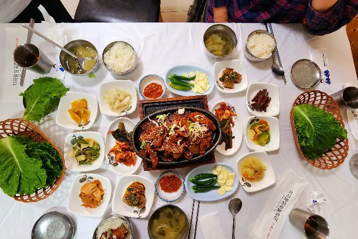 다양한 밑반찬과 메인 메뉴가 함께 있는 상차림