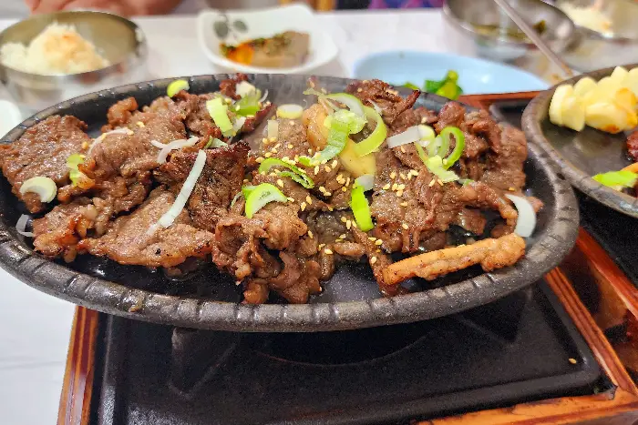 불판 위에서 구워지고 있는 흑돼지 고기