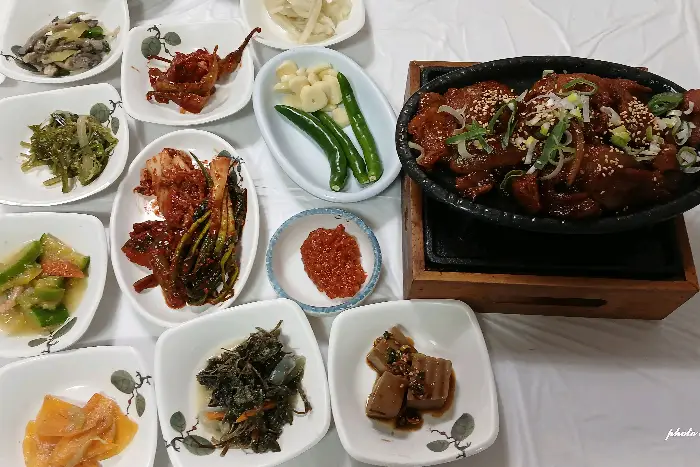 다양한 밑반찬들의 모습