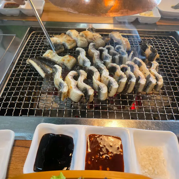 숯불 위에서 노릇하게 구워지고 있는 장어