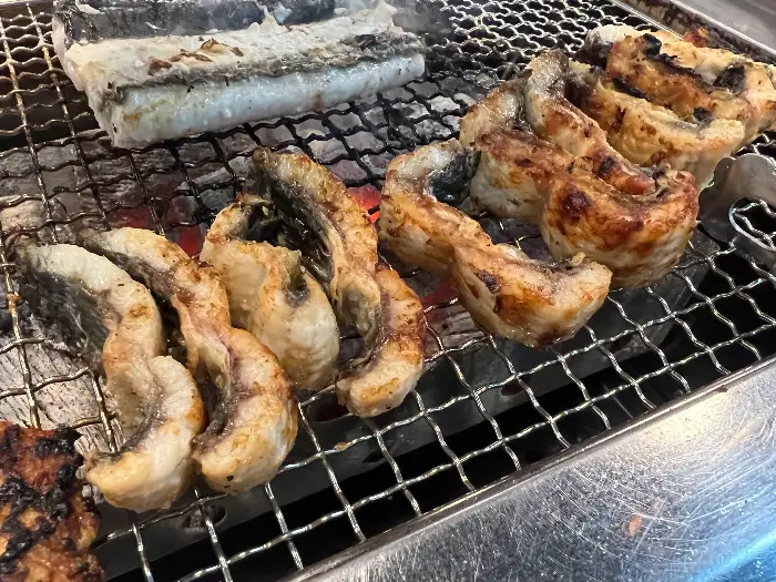그릴 위에서 익어가는 장어 조각들