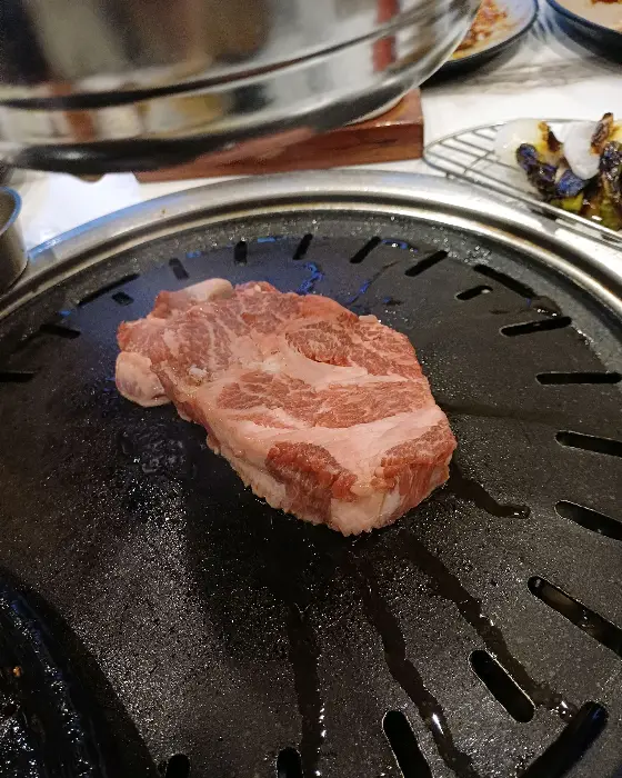 불판 위 고기