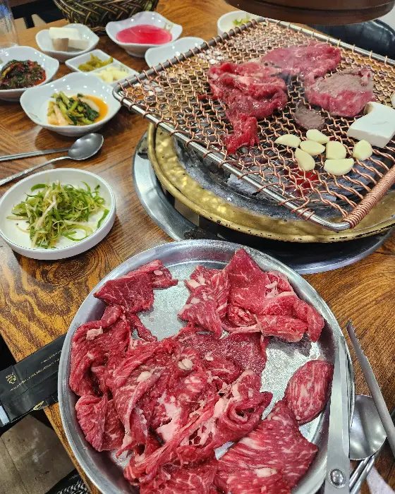 숯불 위에서 익어가는 한우 불고기