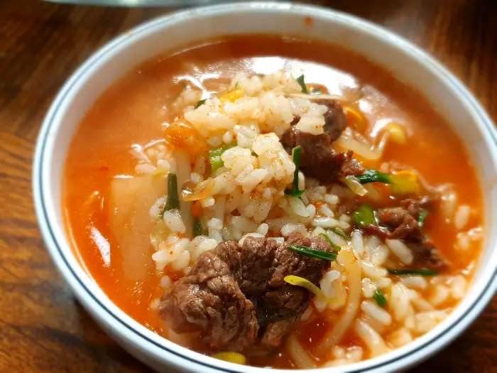 김칫국에 밥을 말아먹는 모습
