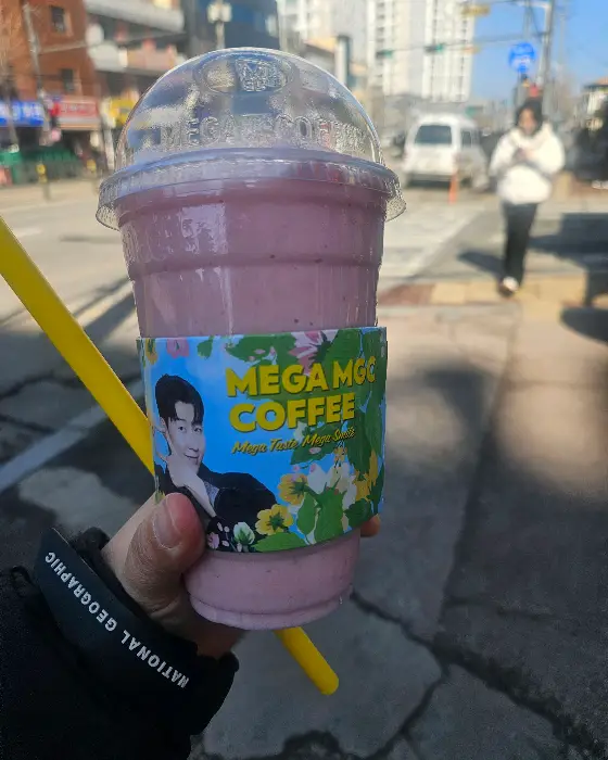 메가커피 스무디 음료 이미지