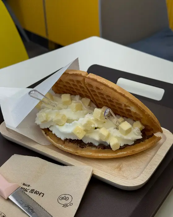 크림치즈 와플과 딸기 젤라또