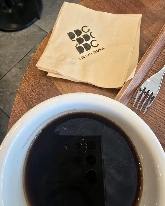 디디씨 돌담커피 로고가 새겨진 냅킨