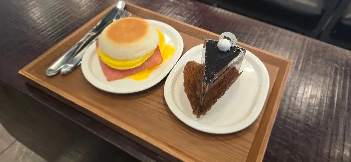 햄버거 샌드위치와 뉴욕 치즈 케이크