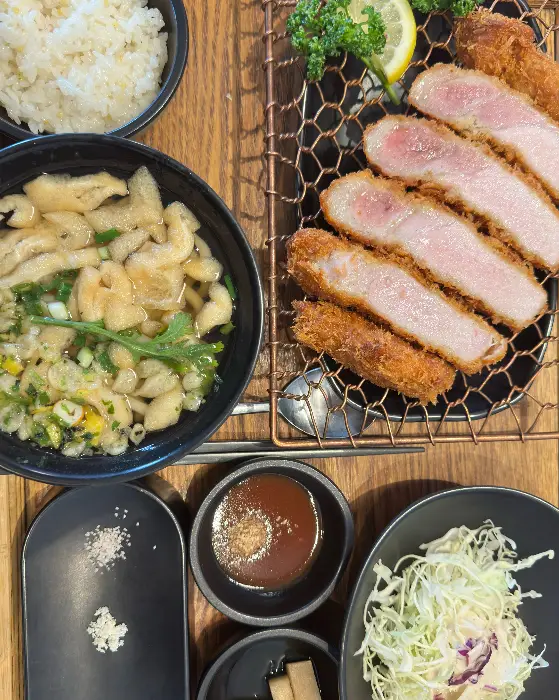 돈카츠와 함께 제공되는 곁들임 메뉴