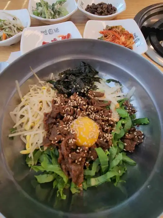 먹음직스러운 육회비빔밥