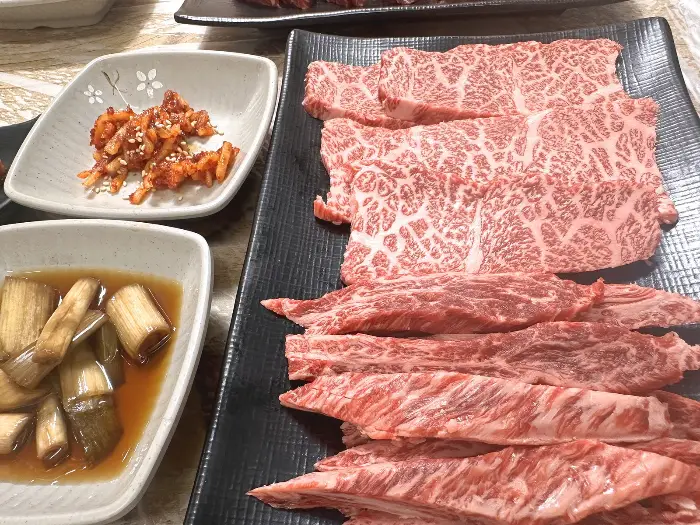 먹음직스러운 등심과 살치살이 불판 위에 올라가 있음