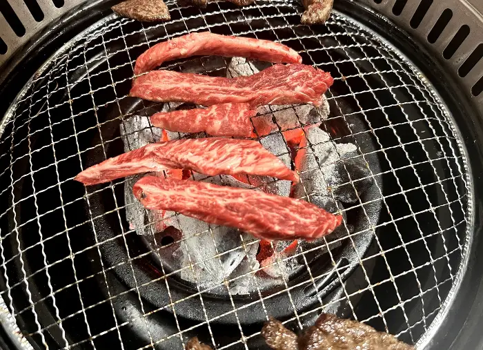 숯불 위에서 지글지글 익어가는 한우 조각들