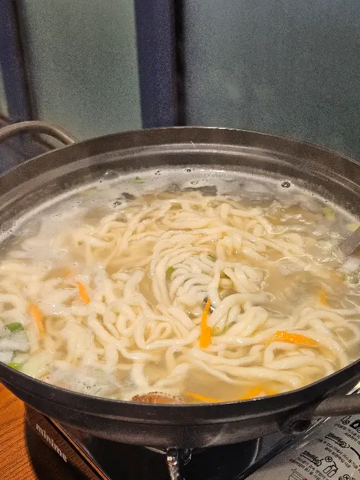 김이 모락모락 나는 바지락 칼국수 클로즈업 모습