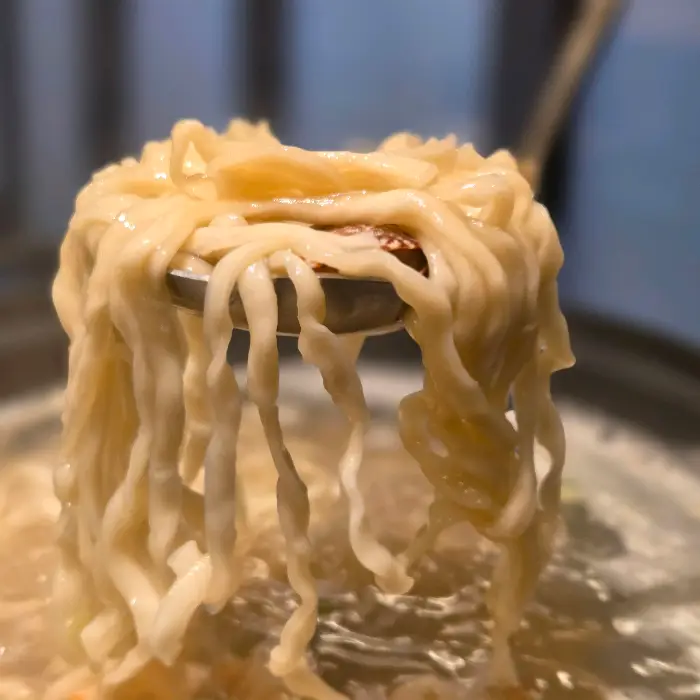 숟가락으로 떠올린 계란죽의 부드러운 질감 모습