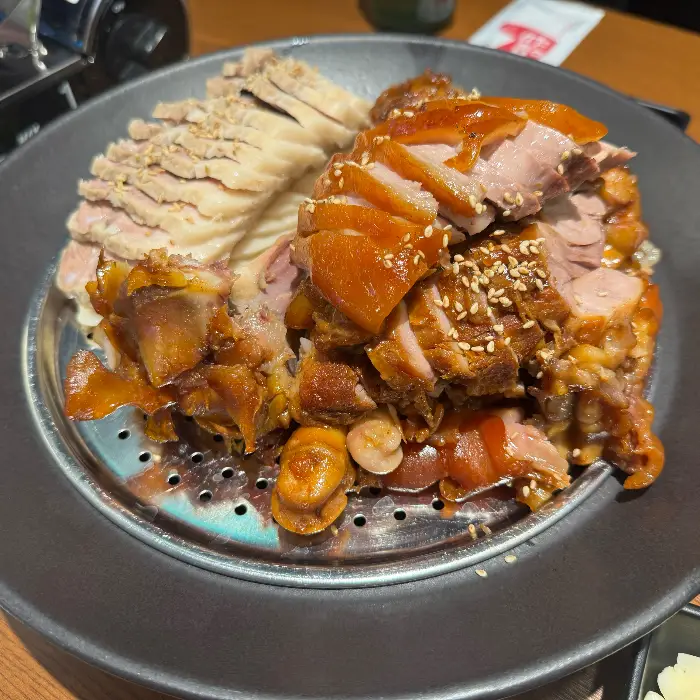 윤기가 흐르는 족발과 보쌈이 먹음직스럽게 담긴 모습