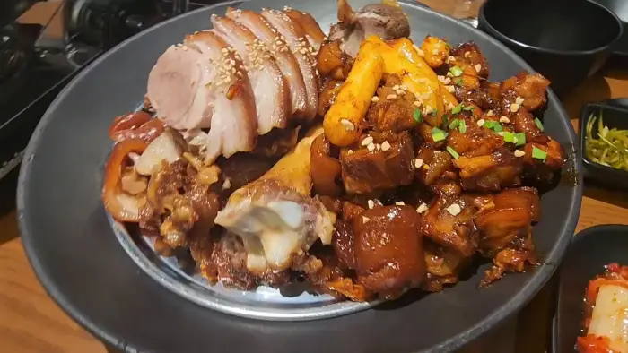 반반 족발 구성의 모습, 족발과 불족발이 함께 담겨 있다.