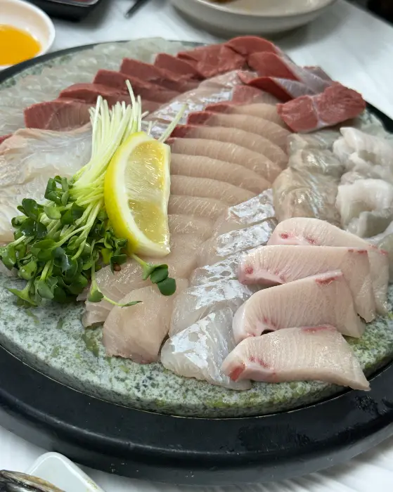 두툼하게 썰린 회의 단면이 선명하게 보이는 클로즈업 사진