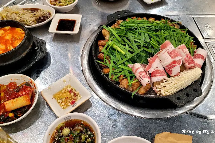 곱창모듬과 함께 나온 밑반찬 사진