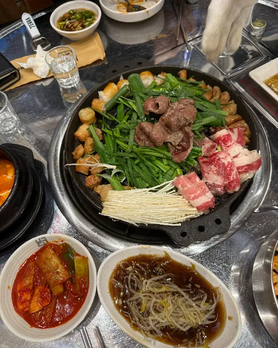 얼큰 순두부찌개와 함께 차려진 한상차림 사진