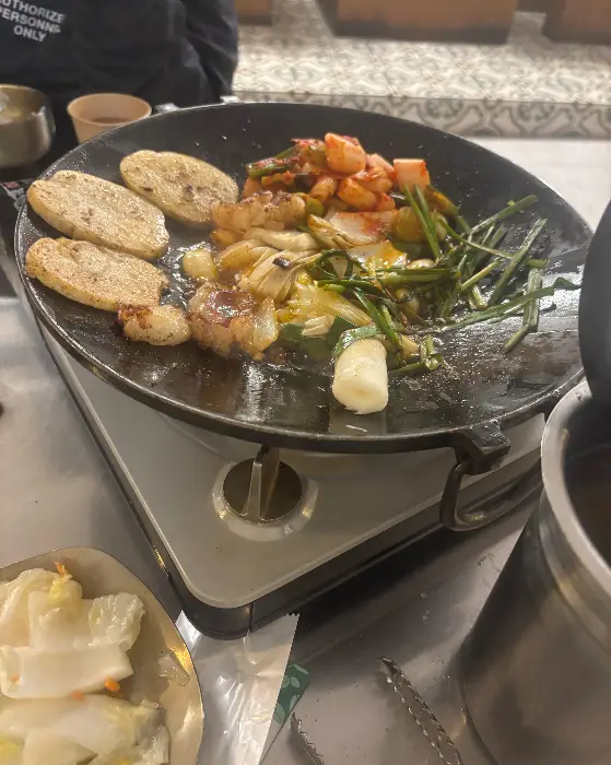 마지막 볶음밥이 완성된 모습, 김가루와 챔기름이 어우러져 먹음직스럽다.
