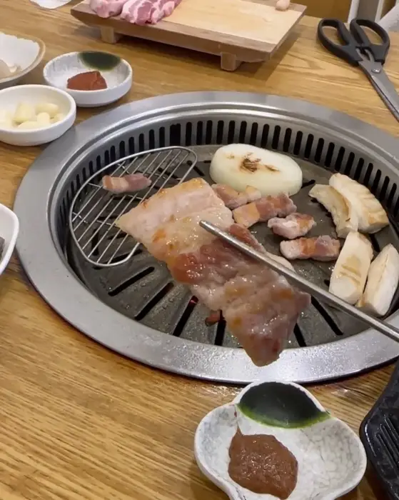 노릇하게 구워지는 삼겹살