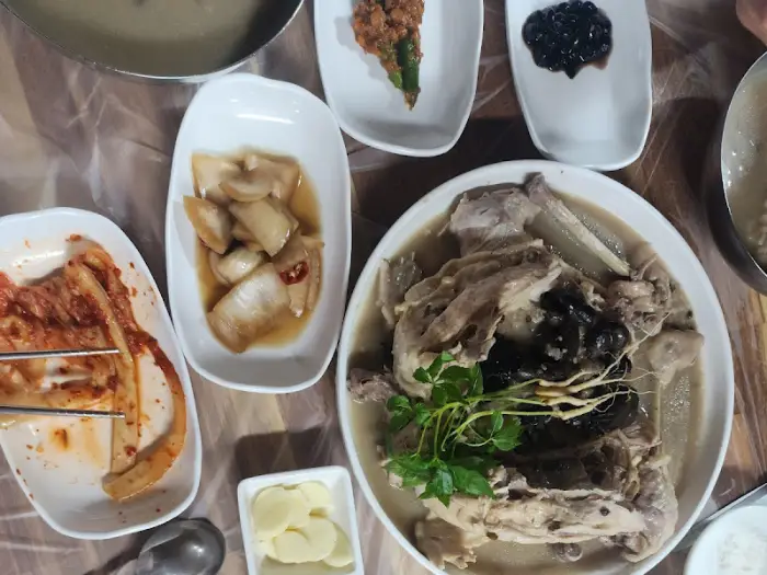 다양한 밑반찬이 차려진 식탁