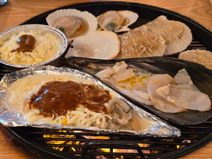 다양한 조개구이와 치즈 조개찜