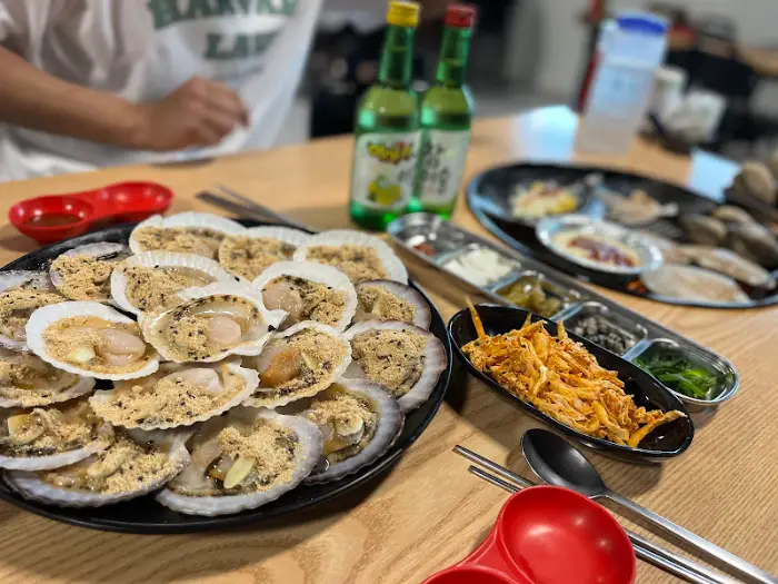 푸짐하게 차려진 조개찜
