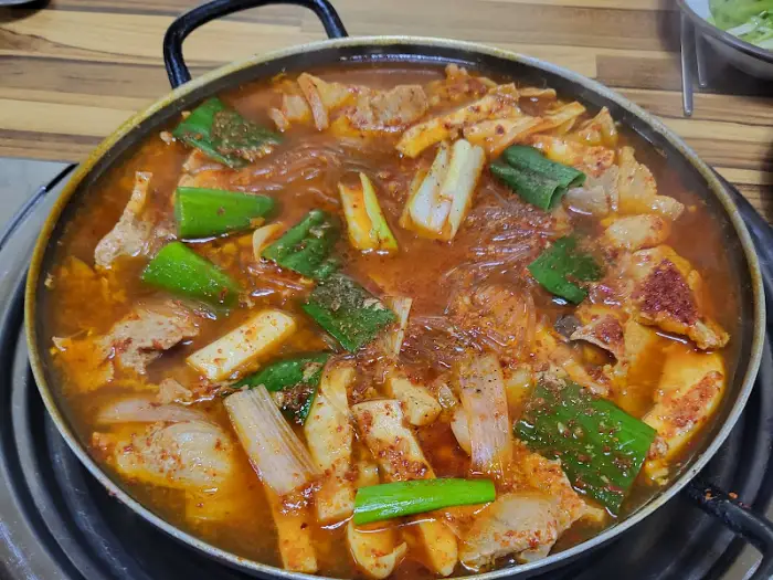 다양한 밑반찬이 차려진 식탁