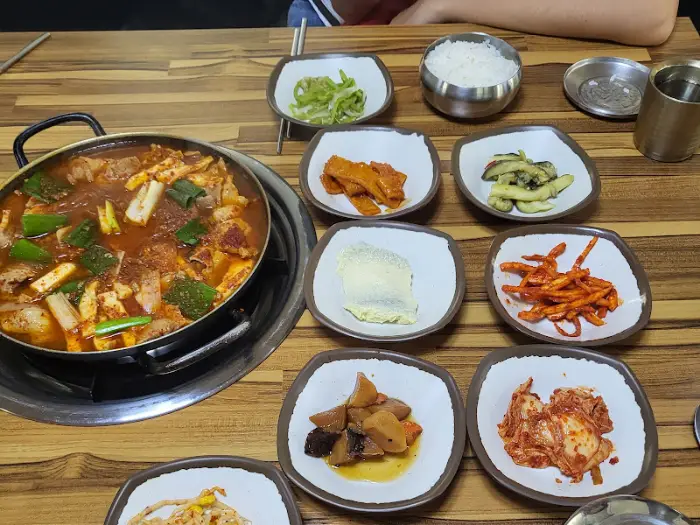 테이블에 차려진 식사 한 상