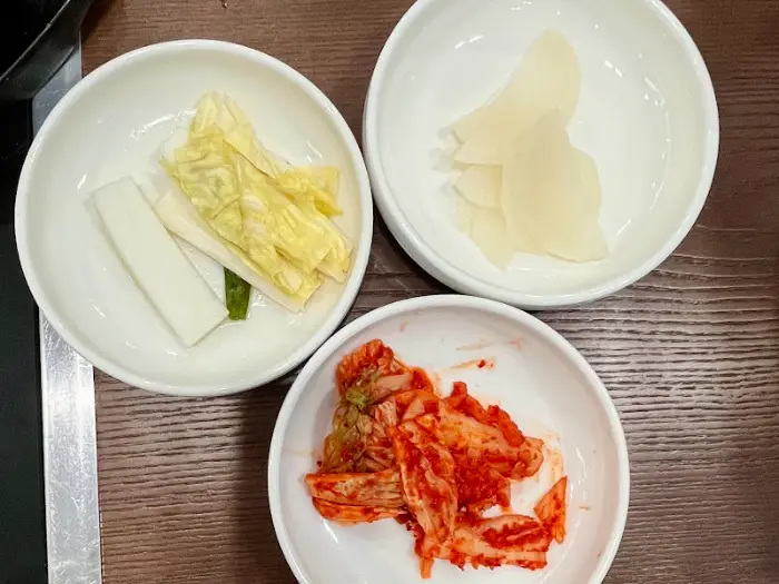 밑반찬 (김치, 백김치, 무 절임)