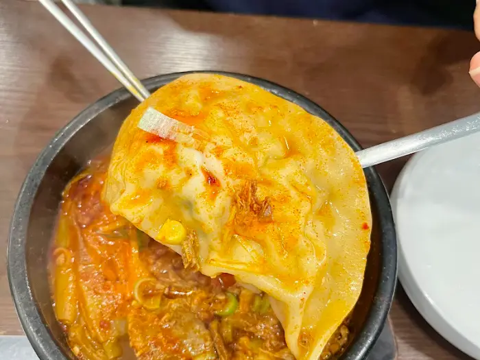만둣국에 얹어진 고명