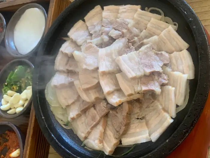 김이 모락모락 나는 따뜻한 보쌈