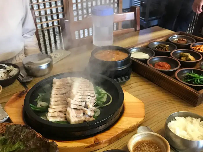 테이블 가득 차려진 보쌈 정식 한상차림