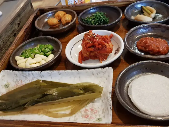 여러 가지 반찬이 담긴 작은 그릇들