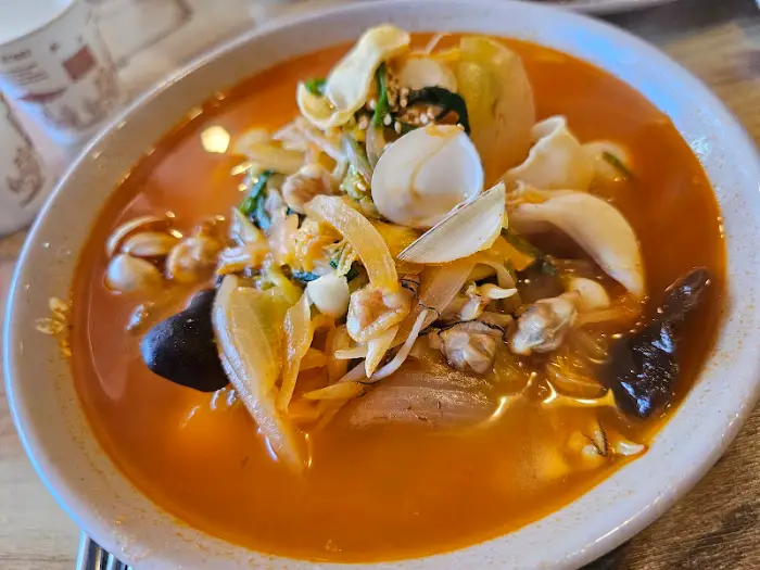 동죽 조개가 푸짐하게 담긴 짬뽕 그릇