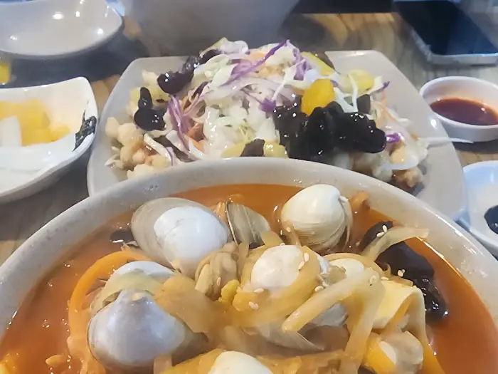 다양한 재료가 곁들여진 요리