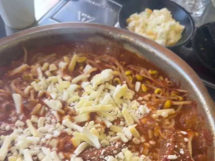 테이블에 놓인 등갈비찜과 기본 찬