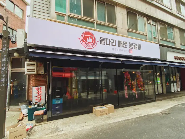 따뜻한 조명의 식당 전경